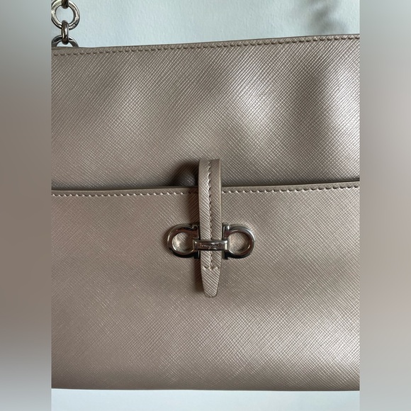 SALVATORE FERRAGAMO Gancini shoulder bag leather pink beige series silver (J) - Picture 9 of 9